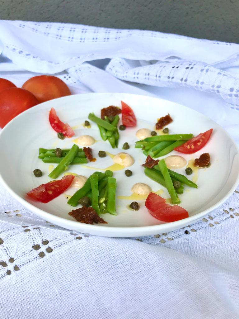 Ensalada de judías verdes con mahonesa de anchoas y tomates secos